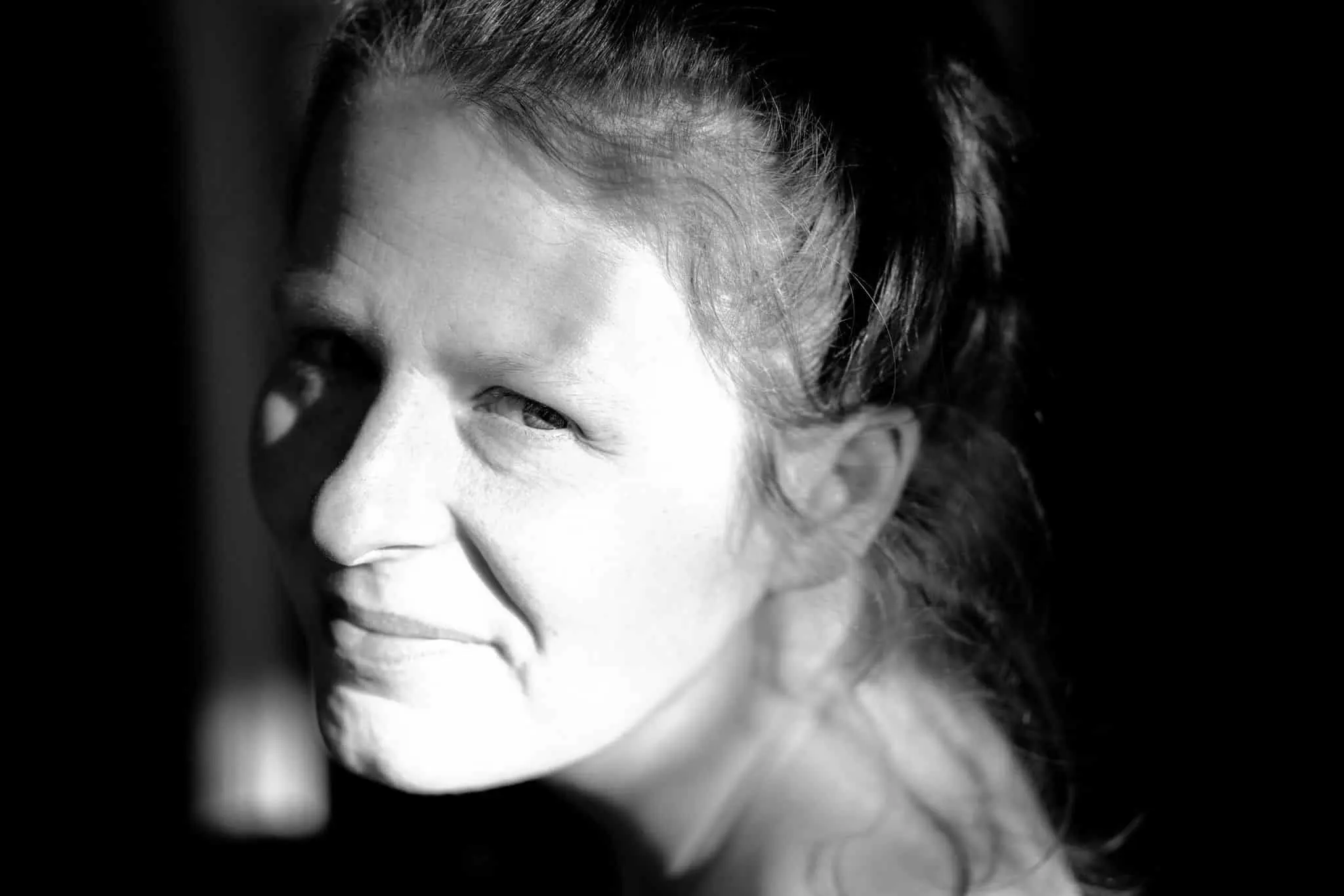 Mandy Falke, Porträtaufnahme im Freien.